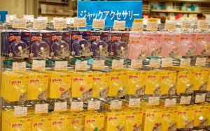 棚いっぱいの商品はとてもカラフル。