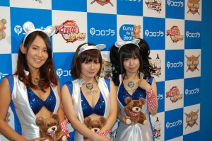 大胆にも胸元にロゴマークがあるキャンペーンガール達
