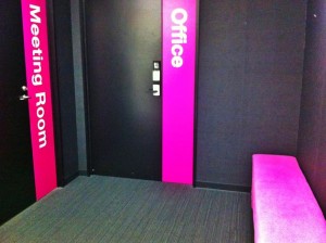 （Officeが職場。Meeting Roomは面接以来足を踏み入れておらず。）