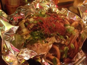 名物・ホルモン焼きうどん。
