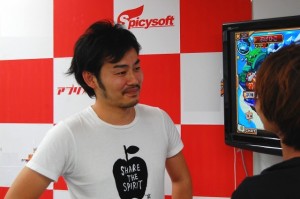 挑発するように笑みを浮かべる編集長！心強いぜ！