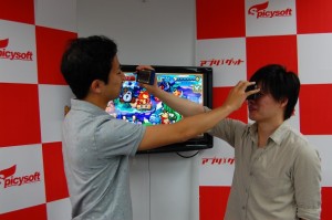 おれのリトルを見てビビるなよ！と互いにスマホを見せつけ合う！近すぎて見えない！