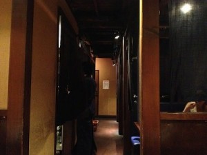 平日にも関わらず店内の席はかなりが埋まっていました。
