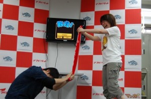 タオルをむしり取られる納谷先生 タオルをむしり取られる納谷先生