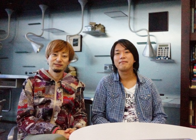 新小田プロデューサと松永ディレクター。 後日開発チームの皆さんに特製ケーキをお持ちする予定です! 新小田プロデューサと松永ディレクター。 後日開発チームの皆さんに特製ケーキをお持ちする予定です!