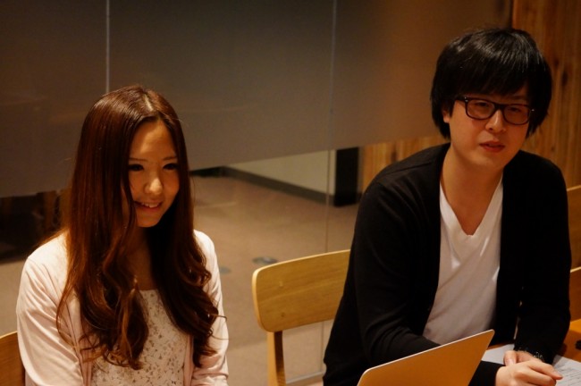 今回のCMを担当した株式会社アカツキ　Global Growth Guildシニアマネージャーの立山早さん（左）と千メモのディレクターの藤田真也さん（右）