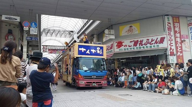 前からトラックが…！