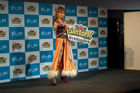 配信決定が発表された「SKYLOCK」のキャラ・イシュタルに扮したタレント・ローラさん。