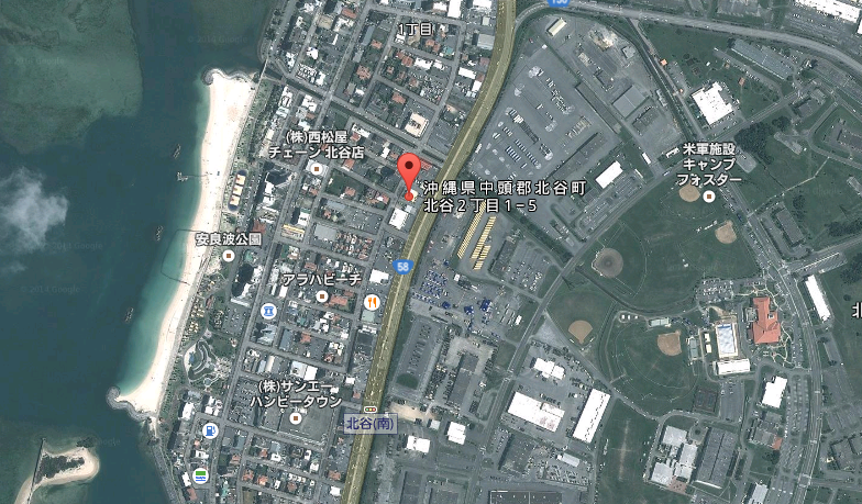 GoogleMapで見てみると、近くに真っ白なビーチがある。少し南に行くと普天間飛行場がある。那覇市中心部からは15キロほどの距離だ。