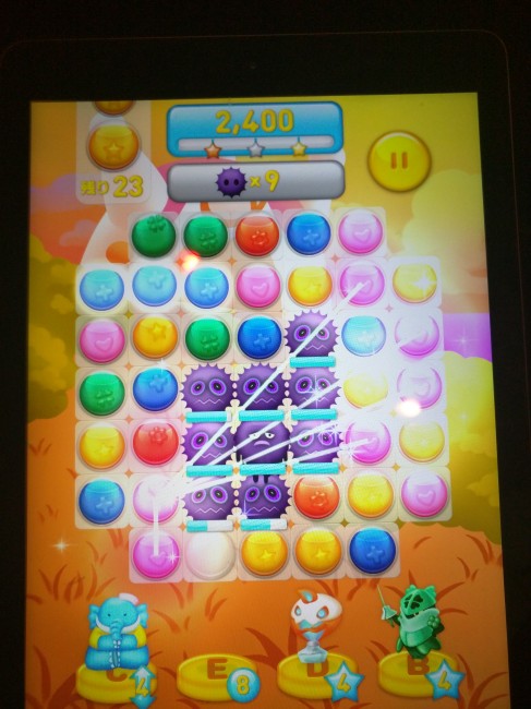 ステージ内の敵を倒すカジュアルパズル