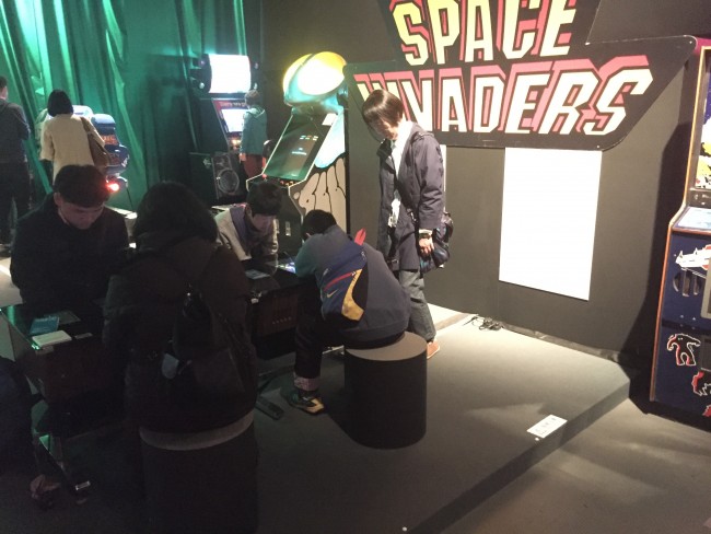 スペースインベーダーに興じる少年（と大人）たち！ ここは2016年！