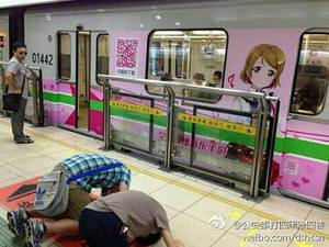 ホームはさすがに迷惑になるので控えましょう。