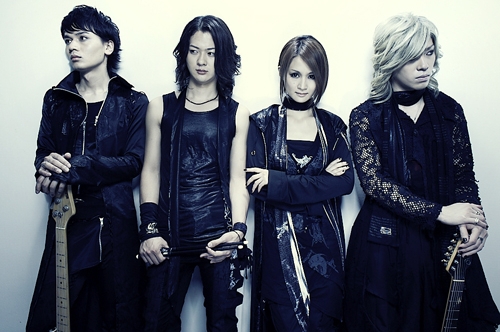 Crush Tearsでボーカルを務めています