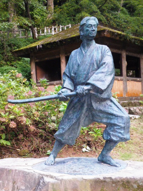 一乗滝にある佐々木小次郎像 画像出典：https://ja.wikipedia.org/wiki/佐々木小次郎