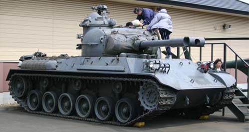 61式戦車 画像出典：http://www.geocities.jp/aobamil/shasin/61MBT/61MBT.html